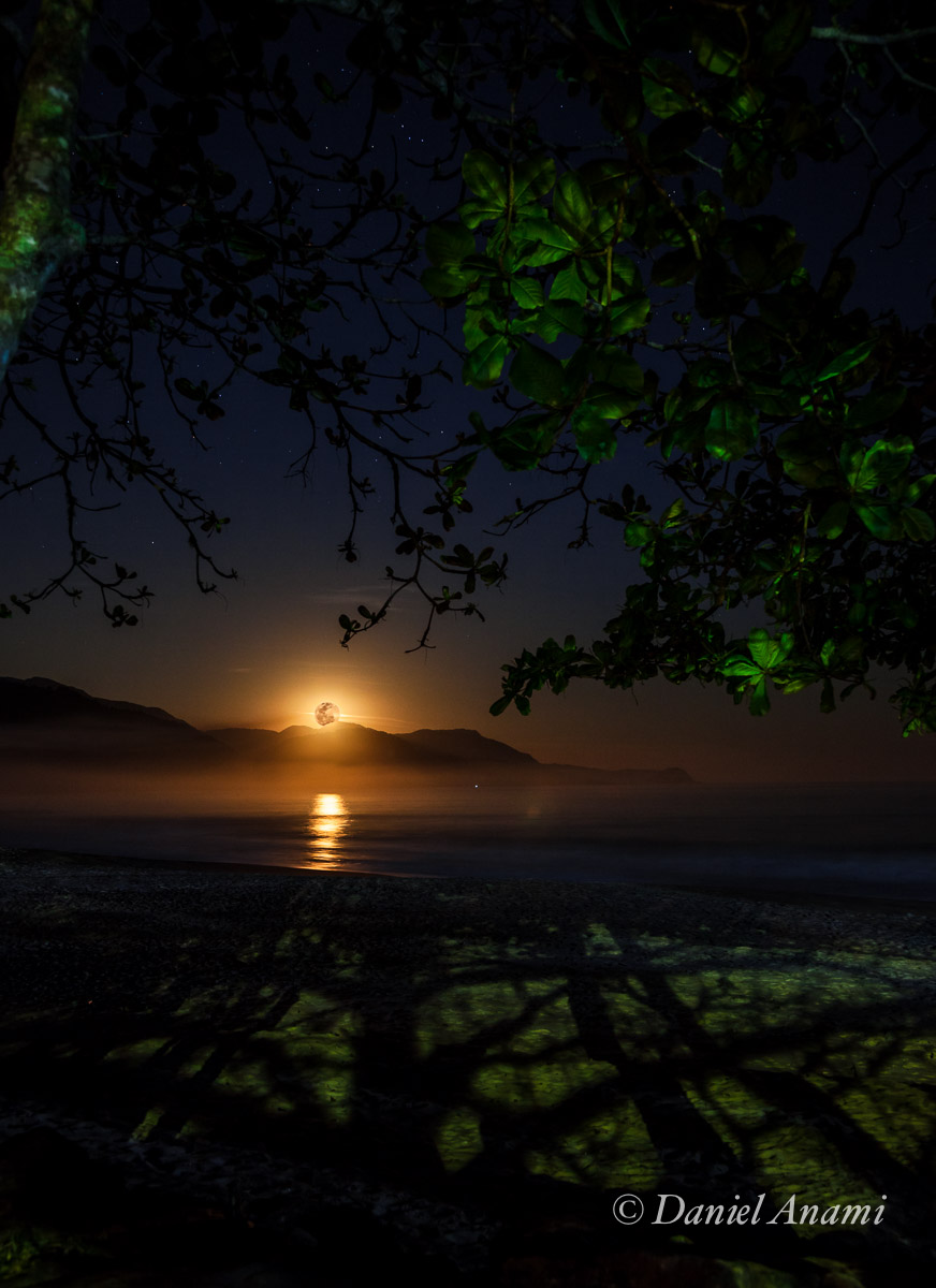 Surrealidades... Nascer da Super Lua, Trindade, Paraty, 31/08/15. Foto Daniel Anami.