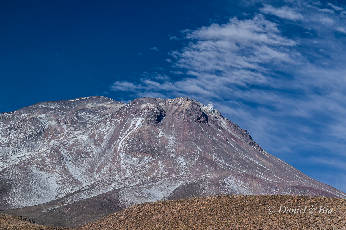 Divisa (Vulcão Ollagüe - 5.865m), Chile - Bolívia, 19/08/2026. Foto Daniel e Bia.