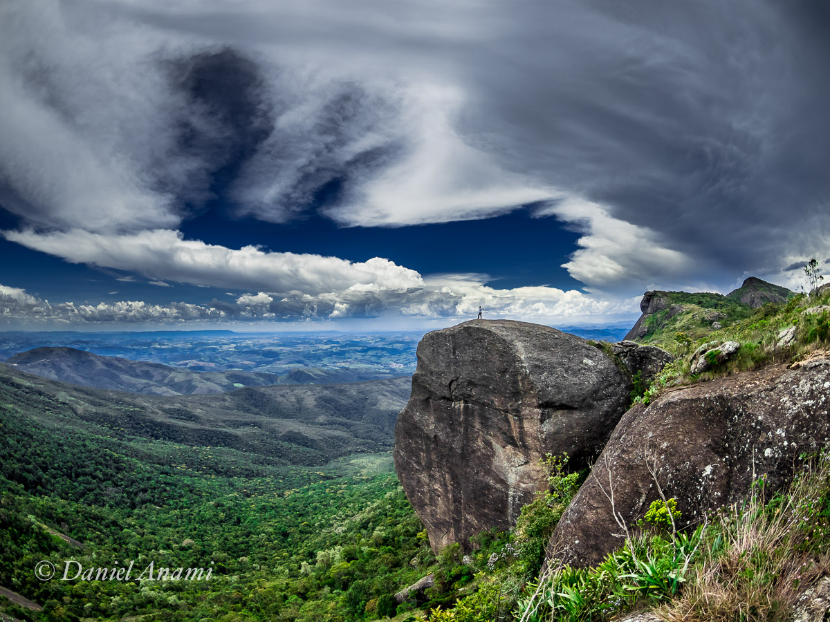 Meditação abre buraco na nuvem sobre a Pedra Quadrada na Serra do Papagaio, Aiuruoca. 02/01/2015 Foto Daniel Anami.