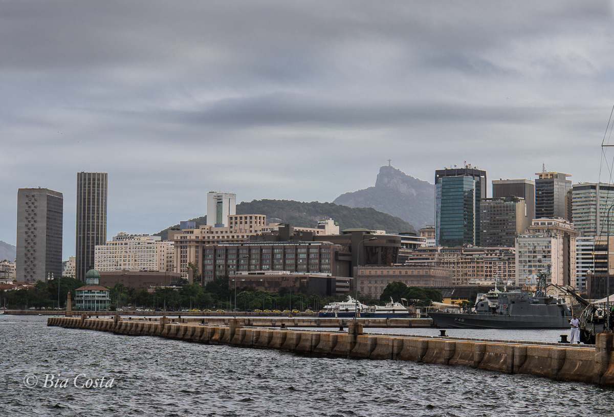 Vista do Centro do Rio de Janeiro a partir da Ilha Fiscal, RJ, 25/04/2024.
                                    Foto Bia Costa.