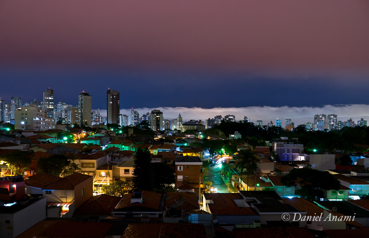Nuvens enfaixadas na Aclimação, São Paulo, 06/03/13. Foto Daniel Anami.