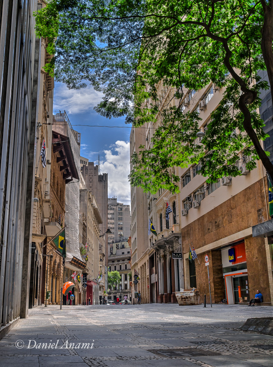 Na rua XV de Novembro, São Paulo, SP, 30/03/2014. Foto Daniel Anami.