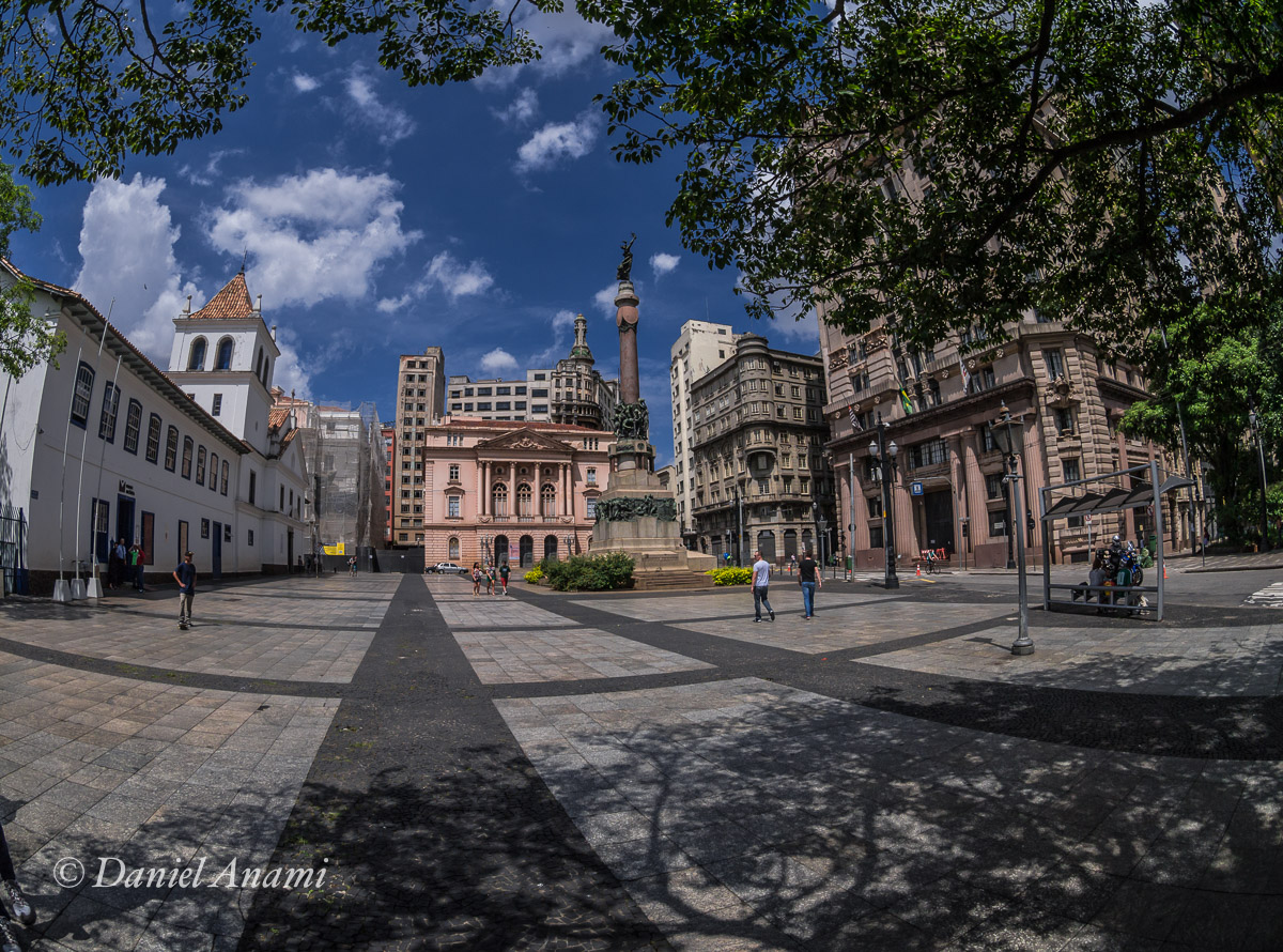 Passeio clássico no Largo do Pátio do Colégio, São Paulo, 30/03/14. Foto Daniel Anami.