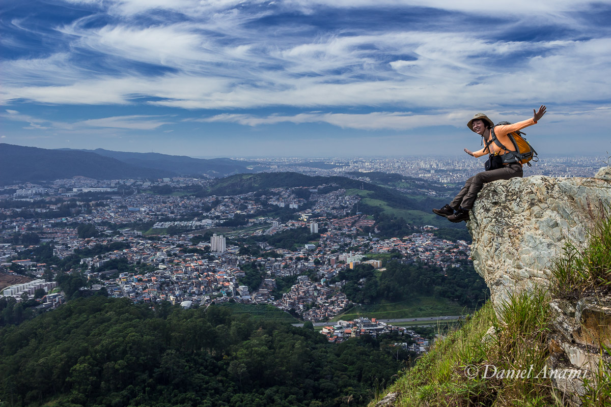 Se eu abrir o braço assim e bater um vento forte será que dá para voar? Trilha do Pai Zé, Parque Estadual do Jaraguá, 16/04/2017. Foto Daniel Anami.