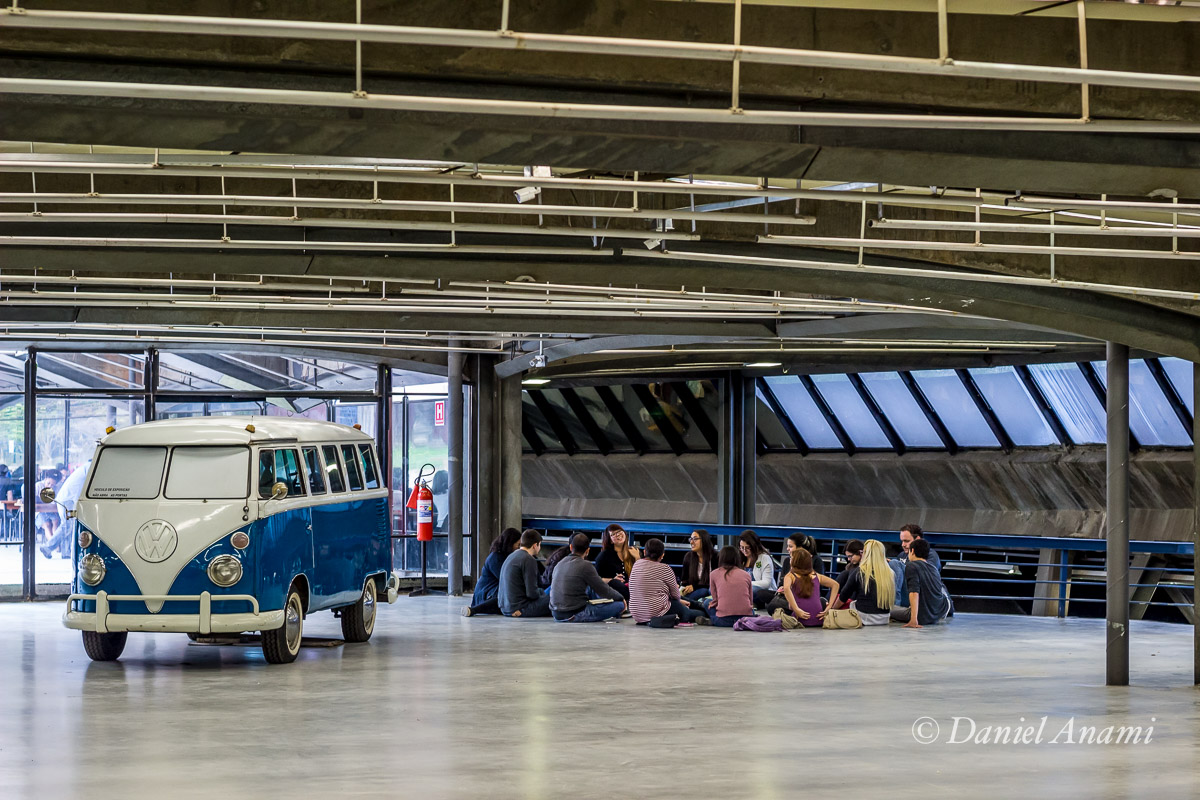 Grande discussão em roda para saber de quem é a kombi. Centro Cultural São Paulo, 05/11/2016. Foto Daniel Anami.