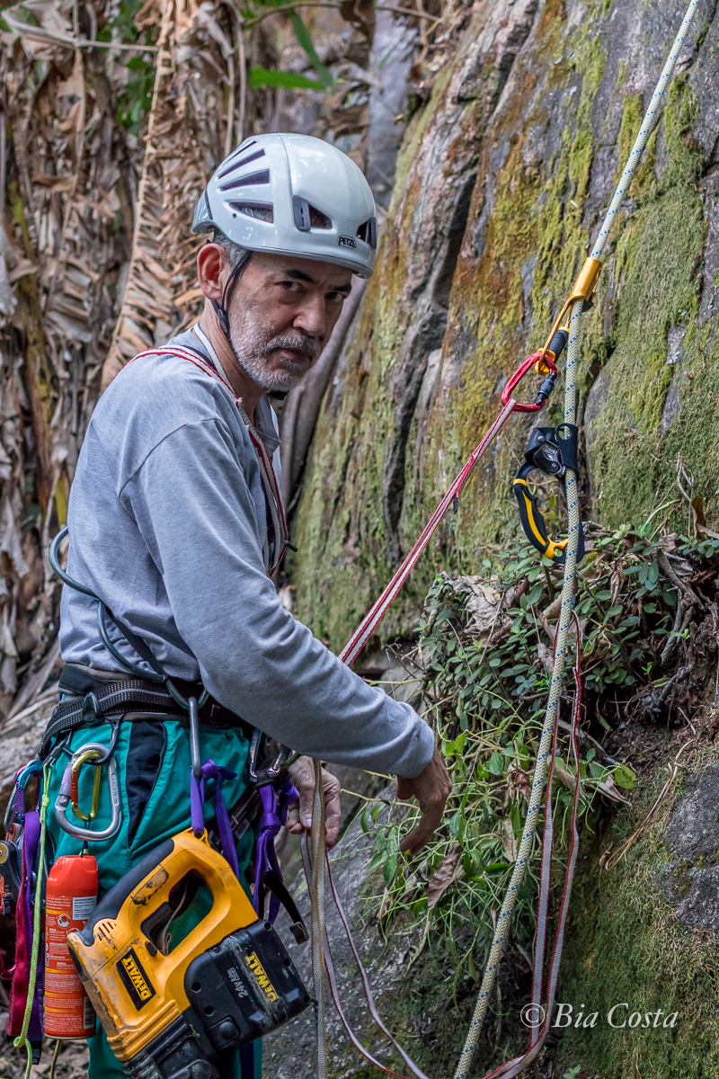 Daniel Anami com material de grampeação. Falésia da Melhor Idade, São Bento do Sapucaí, 05/06/2021. Foto Bia Costa.