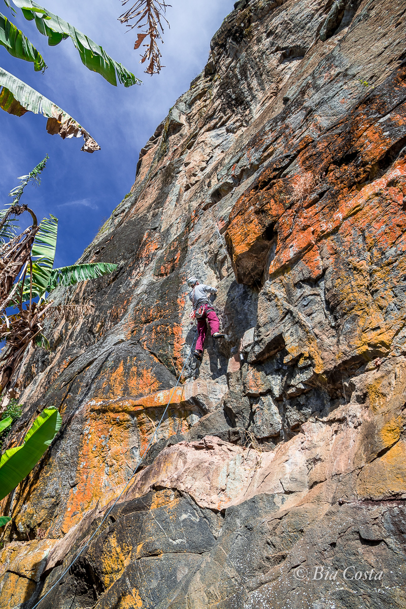 Daniel Anami escalando, Pedra da Divisa Mineira (Setor Cangaço/ Via Diadorim - VI Sup), São Bento do Sapucaí, 24/07/2022. Foto Bia Costa.