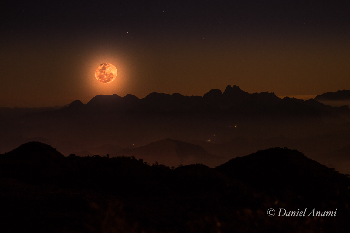 Lua vermelha de raiva com fumaça amazônica. Travessia Petro-Terê, PNSO, 16/08/2019. Foto Daniel Anami.