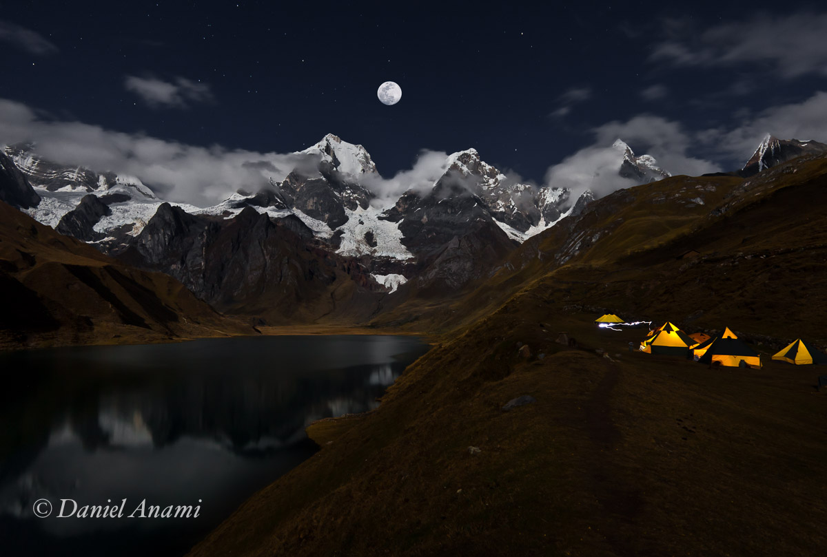 A magia da fotografia se revela no 3° acampamento: Laguna Carhuacocha ao luar, 20/08/13. Foto Daniel Anami.