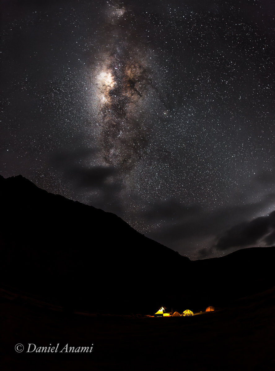 Dormindo com as luzes acesas no 8° acampamento: Quebrada Angocancha (4.430m) e a Via Láctea, 25/08/13. Foto Daniel Anami.