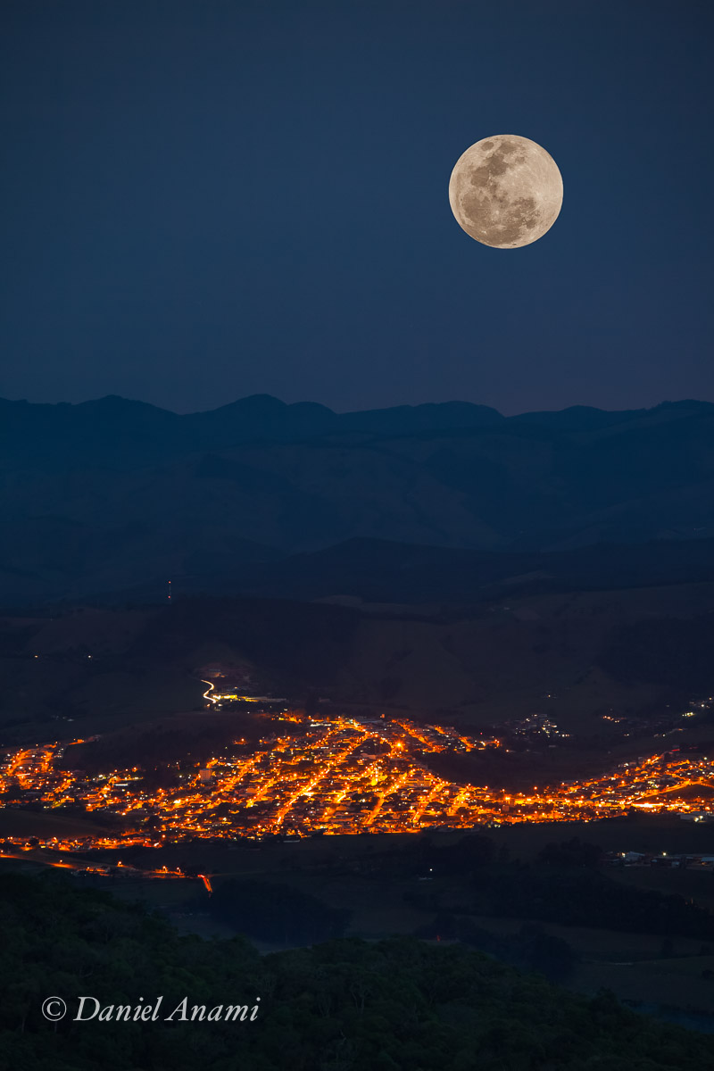 Esperando os super-uivos do lobisomen em Joanópolis. Serra do Lopo, super lua e Joanópolis, 27/09/2015. Foto Daniel Anami