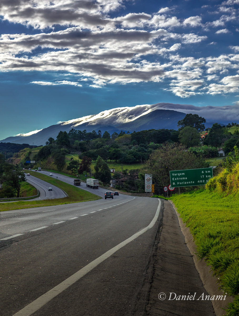 Nuvem abraça Serra do Lopo, vista da Rod. Fernão Dias, 20/06/2015, Bragança Paulista. Foto Daniel Anami.