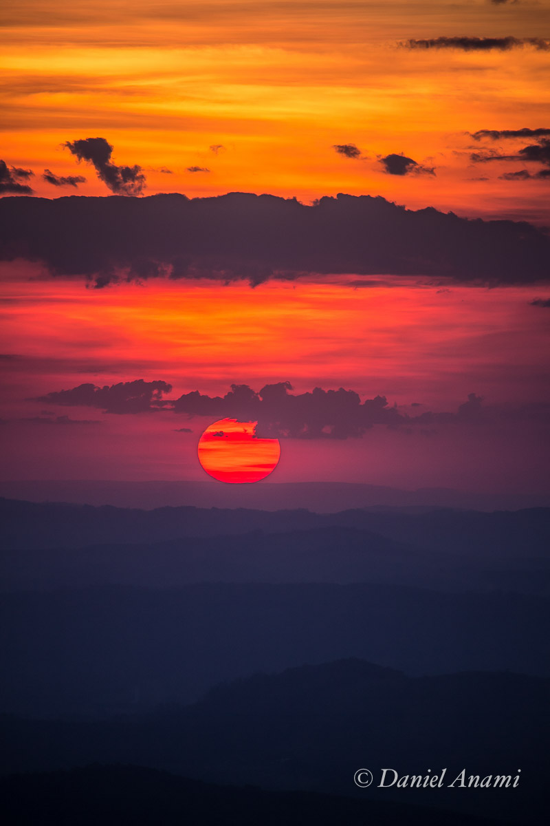 Será que o Lopo vai nos devorar à noite? Pôr do do sol na Serra do Lopo em 13/05/2017. Foto Daniel Anami.