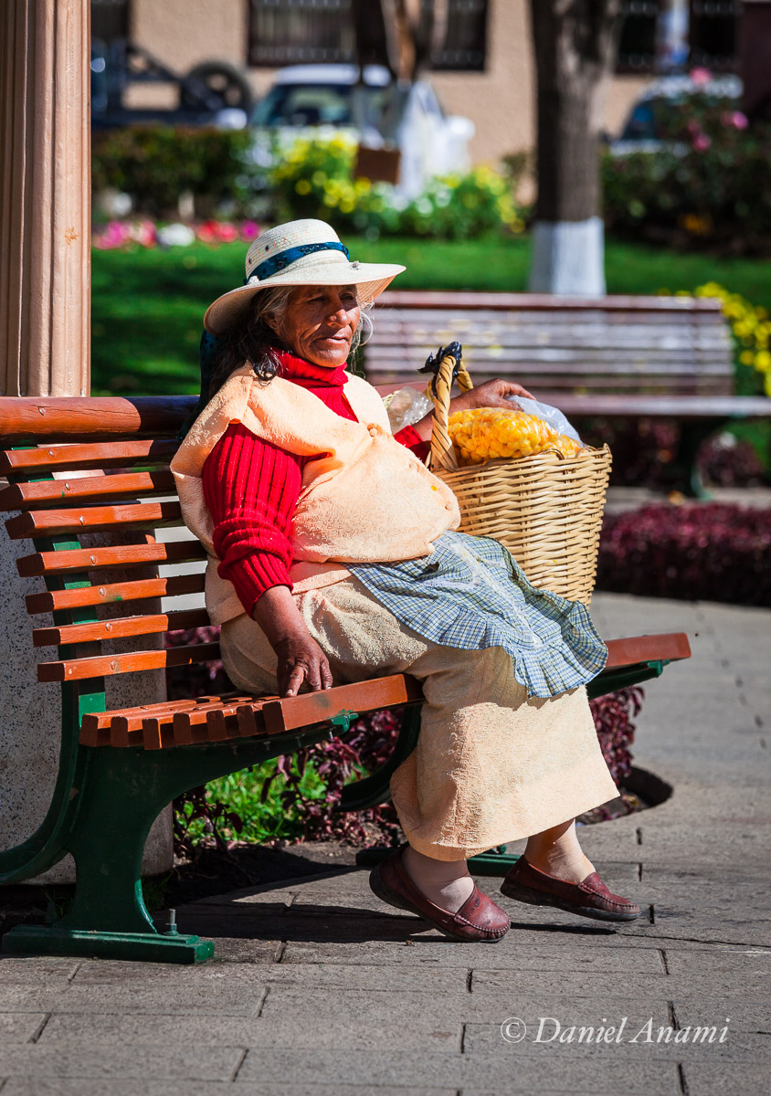 A tia dos cheesetos descança no banco da Plaza de Armas em Huaraz. 14/08/13. Foto Daniel Anami.