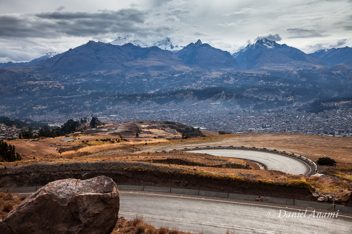 Segundo dia de aclimatação. Carretera para Casma na Cordillera Negra, no segundo plano Cordillera Blanca: esq.→dir.: Nevados Wallunaraju (5.686m), Ranrapalca (6.162m) e Churup (5.495m) - 15/08/13. Foto Daniel Anami.