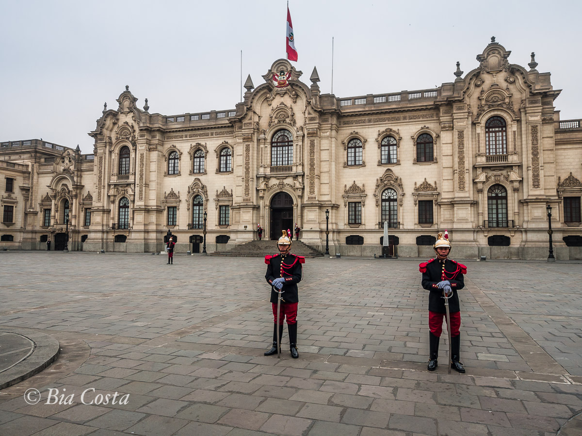 Os guardas simpáticos responderam as nossas perguntas e posaram para a foto tirada entre as grades do portão do Palacio del Gobierno del Peru, Lima, 13/08/13. Foto Bia Costa.