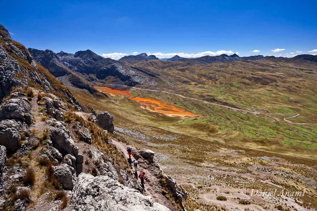 1º passo: Cacananpunta (4.690m) e Quebrada Caliente (vale com profusão de afloramentos minerais) - 19/08/13. Foto Daniel Anami.