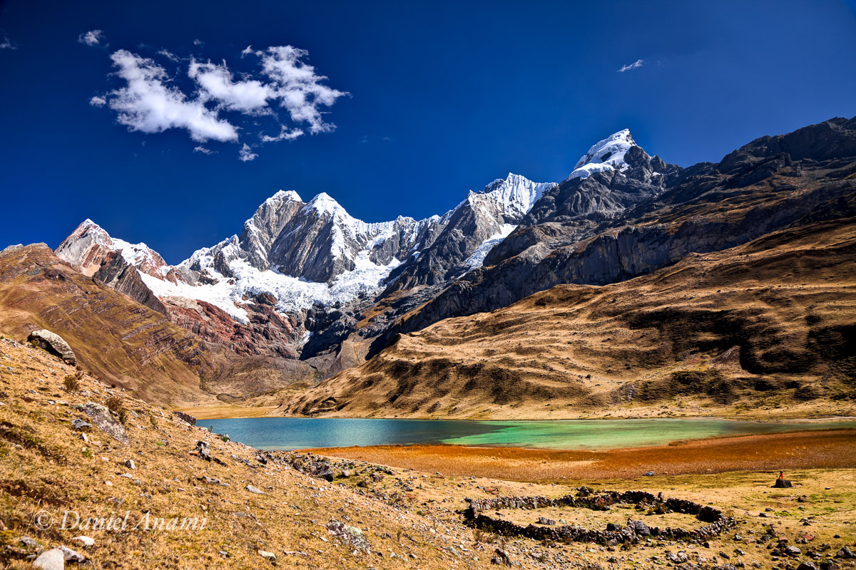 Onde está Wally? Laguna Mitococha / ao fundo, da esq.→dir.: Jirishanca Chico (5.446m), Jirishanca (6.094m), Jirishanca Norte (5.989m), Rondoy (5.870m) e Ninashanca (5.607m) 19/08/13. Foto Daniel Anami.