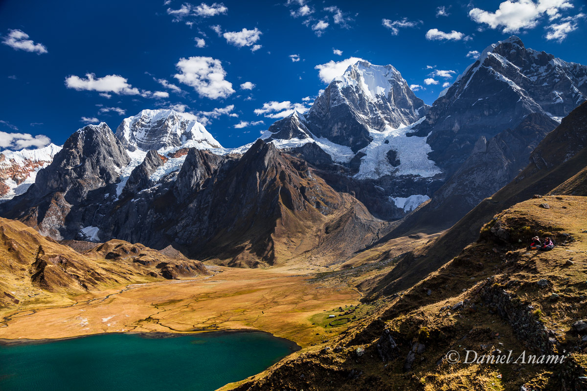 Nada como sentar a beira da Laguna Carhuacocha (4.100m) e apreciar a vista! 21/08/13. Foto Daniel Anami.