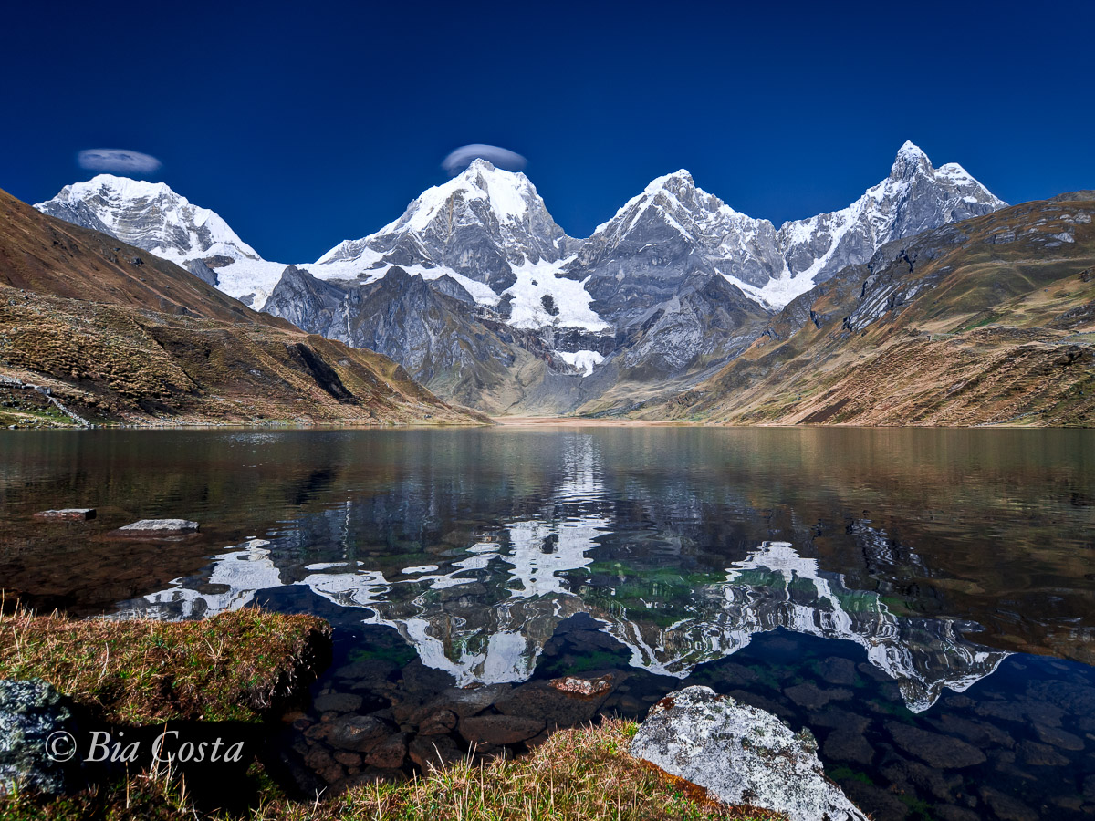 Laguna Carhuacocha: a fotogênica! À direita: Jirishanca (6.094m) 21/08/13. Foto Bia Costa.