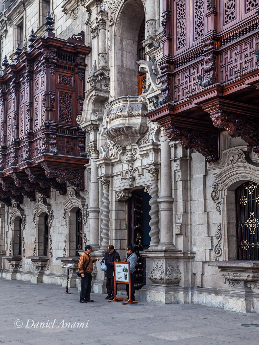 Até hoje me surpreendo com a combinação de madeira na fachada. Hora da marmita, repara a cara feliz de quem vai almoçar! Lima / Palacio Arzobispal de Lima - 13/08/13. Foto Daniel Anami.