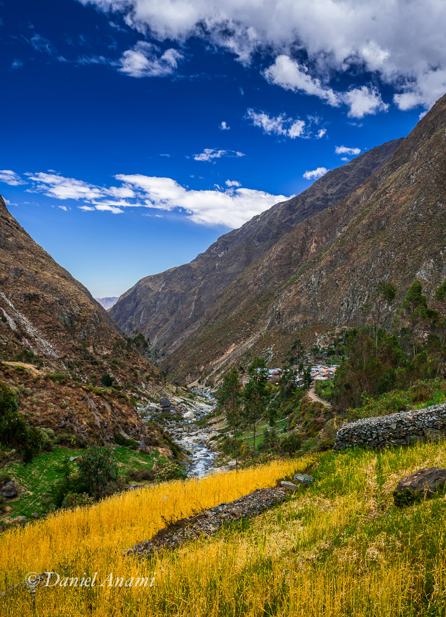 Casas parecem miragem na trilha para Huayllapa / Rio Huayllona, 24/08/13. Foto Daniel Anami.