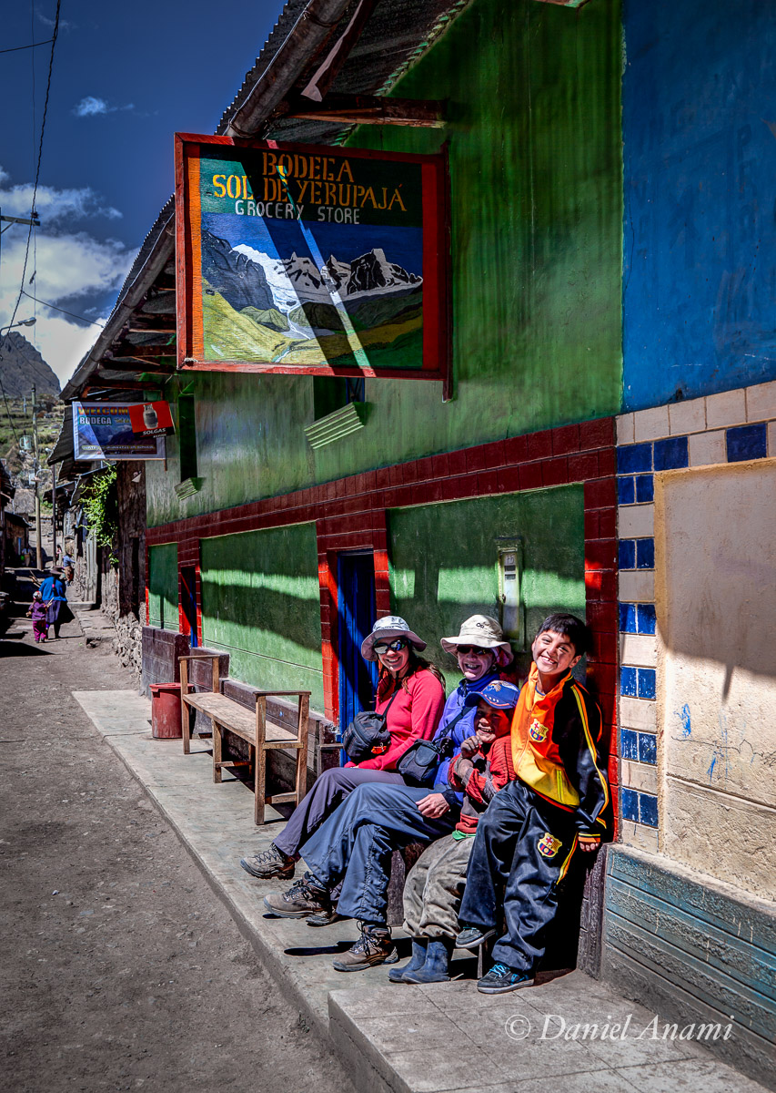 Dando um rolê na 'Avenida' principal de Huayllapa. 7° acampamento (único ponto do trekking com suprimentos de primeira necessidade) 24/08/13. Foto Daniel Anami.
