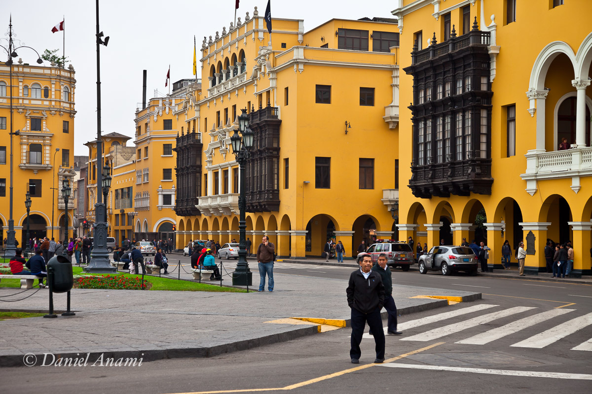 Os prédios amarelos com detalhes em madeira escura contornam a praça. Lima / Palacio de la Unión - 13/08/13. Foto Daniel Anami.