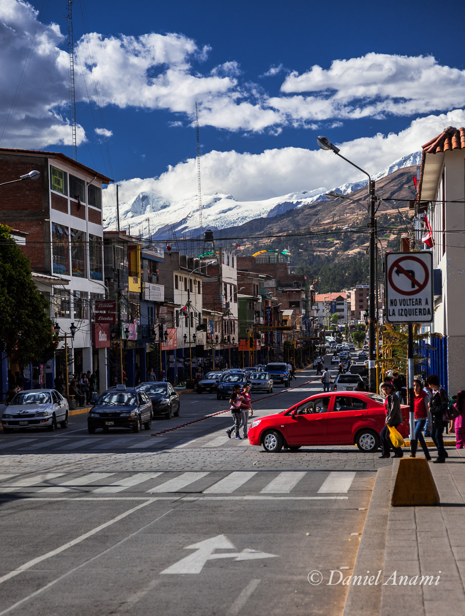 Subindo a serra e 3.050 metros depois chegamos em Huaraz. ao final da Avenida Luzuriaga a aventura aguarda. 14/08/13. Foto Daniel Anami.