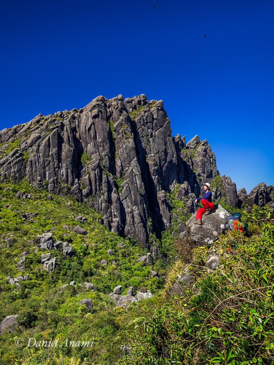 Urubus sobrevoam modelo quase morta no Itaguaré (Travessia Itaguaré-Marins), Cruzeiro, 03/08/15. Foto Daniel Anami.