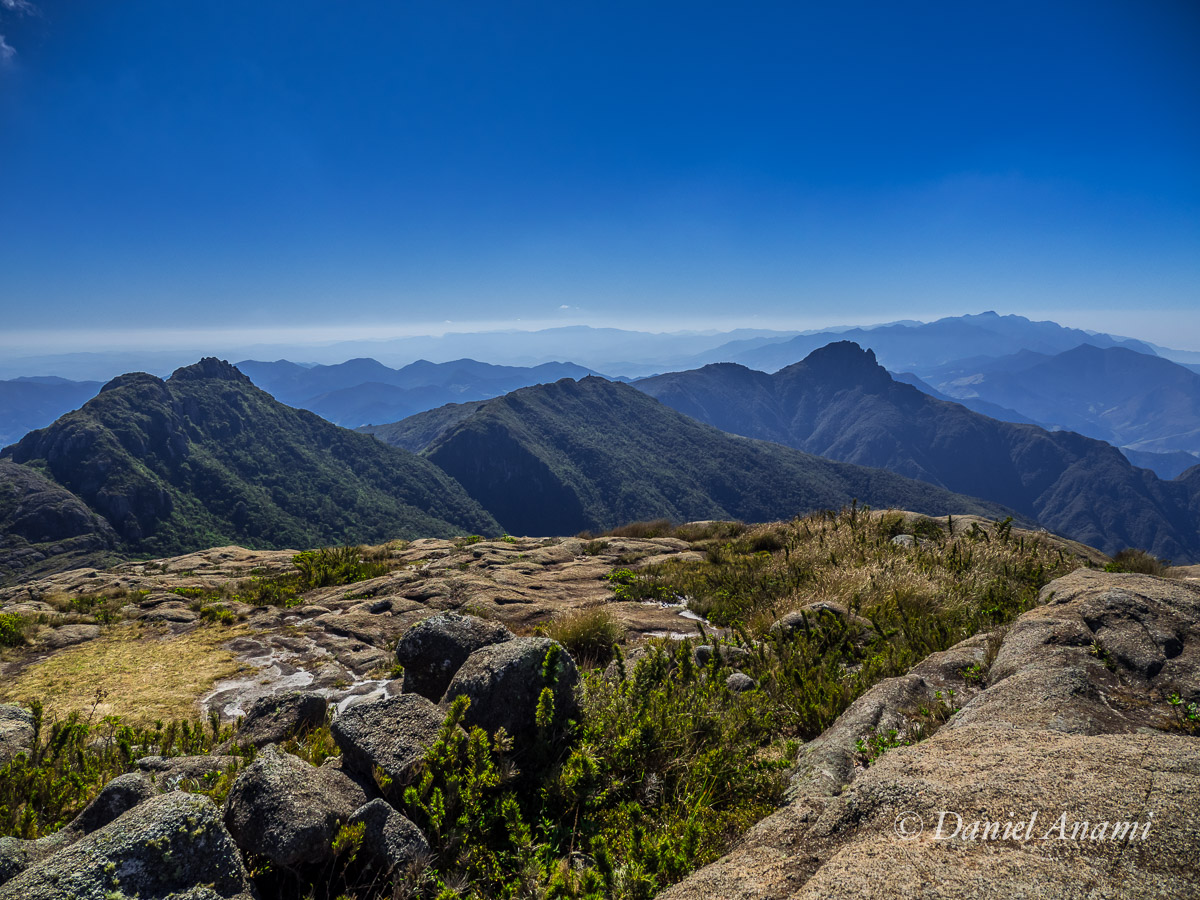 Olha para trás, o caminho todo... Pico do Marins (Travessia Itaguaré-Marins) Cruzeiro, 05/08/15. Foto Daniel Anami.