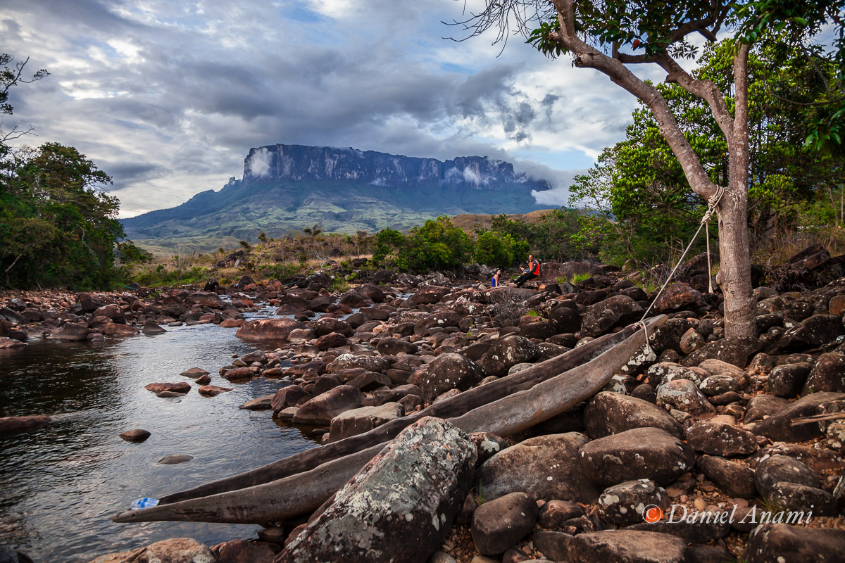 Cruzando o rio Tek, canoa indígena, Leo, nosso guia, sentado ao fundo. 13/03/2016. Foto Daniel Anami.