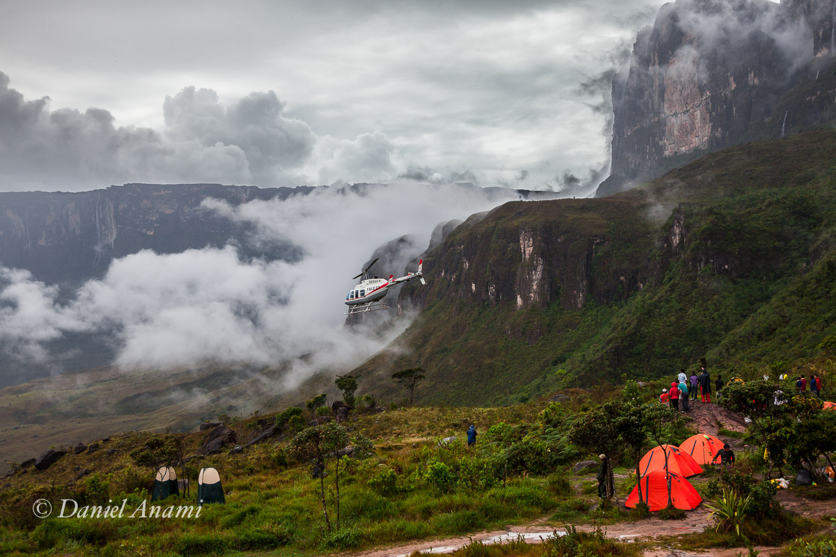 Acampamento base do Roraima, um helicóptero nos surpreende no meio da tarde do dia 14/03/2016 Monte Roraima, 2016. Foto Daniel Anami.