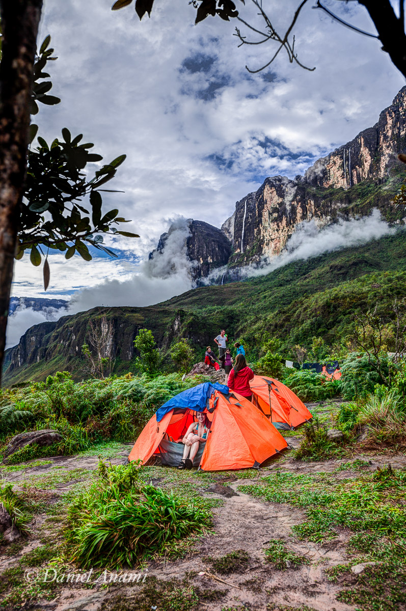 O banho mais frio da viagem garantiu uma foto de biquíni! Ao fundo Monte Roraima sorri. Foto Daniel Anami, 14/03/2016.