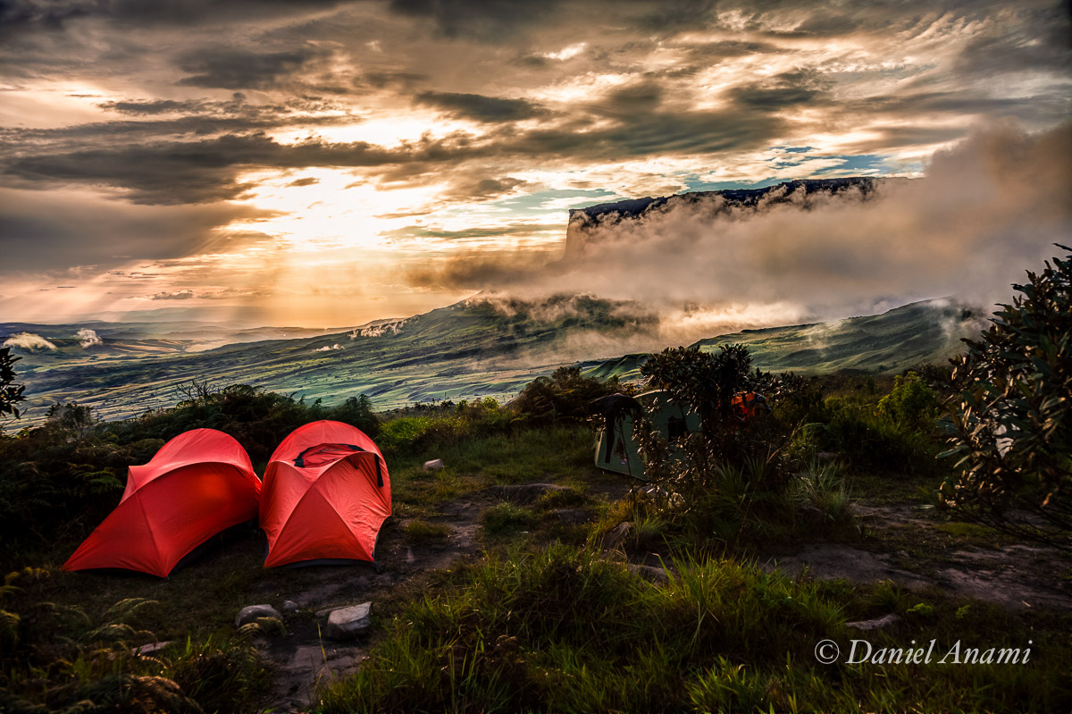 E o sol se põe enquanto aguardamos o jantar do dia 14/03/2016. Foto Daniel Anami.