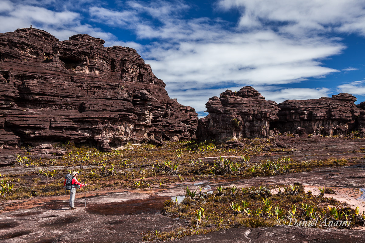 Caminhando sobre areia salmão e admirando os templos escavados pelo vento e pela chuva! 16/03/2016. Foto Daniel Anami.