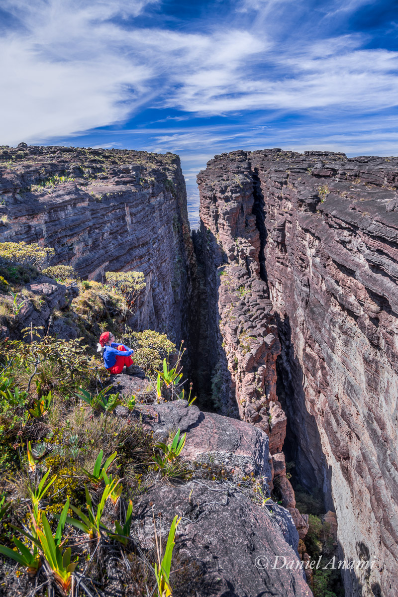 Porta del Castilho, no fundo do abismo uma floresta, para além da porta, o vale. 19/03/2016. Foto Daniel Anami.