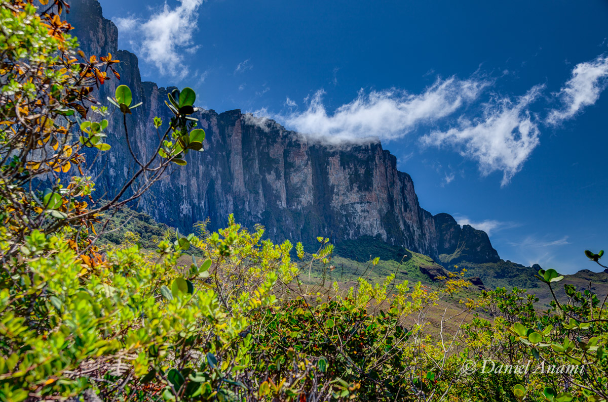 A grande parede se estende pelas bordas da foto, já distante olhamos para trás!  20/03/2016. Foto Daniel Anami.