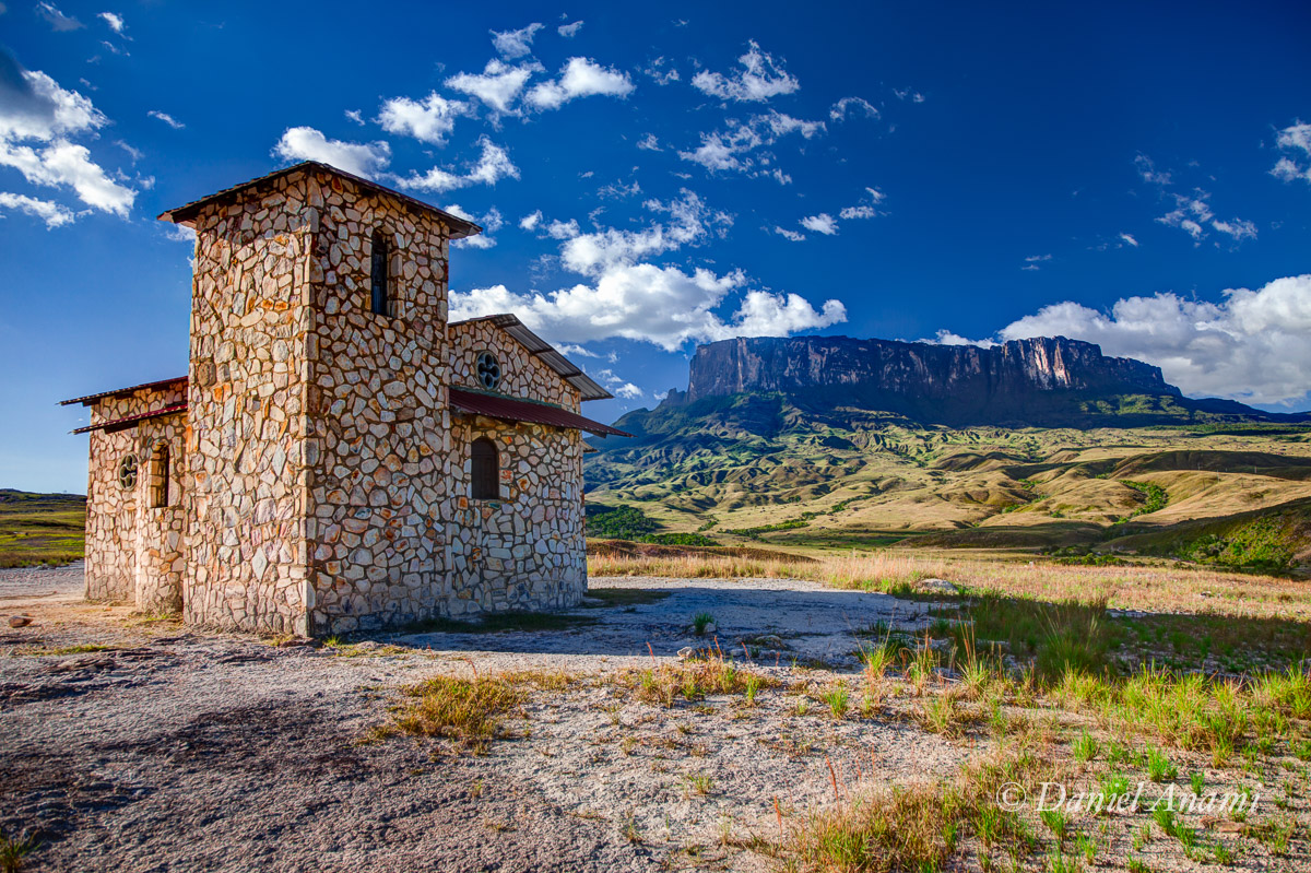 A igrejinha demonstra que já estamos em solo habitado. 20/03/2016. Foto Daniel Anami.