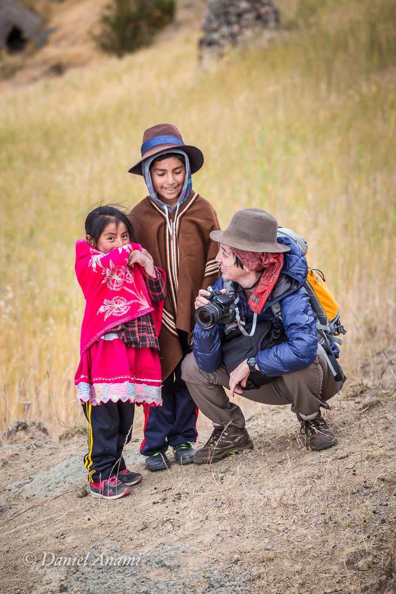 Três crianças. Cordillera Negra / Laguna Wilcacocha / Angela e Angel - 02/07/17. Foto Daniel Anami.