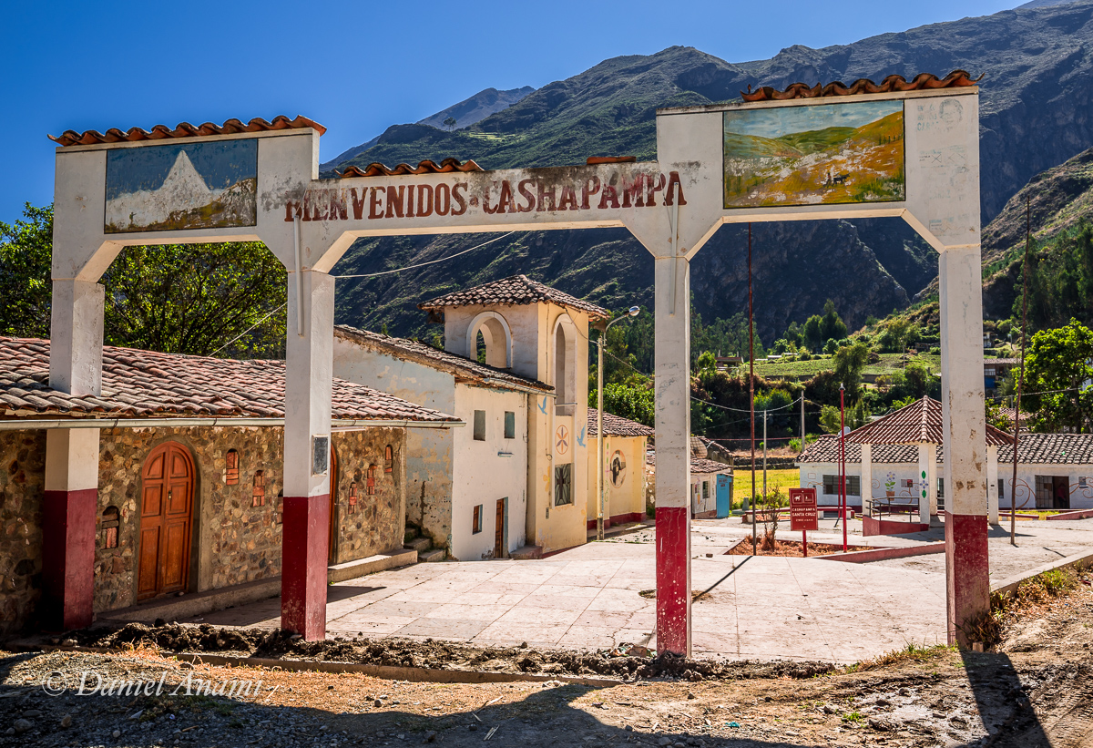 Quebre na primeira entrada à direita. Cordillera Blanca / Cashapampa (2.973m) - 04/07/17: início do trekking Sta. Cruz. Foto Daniel Anami.