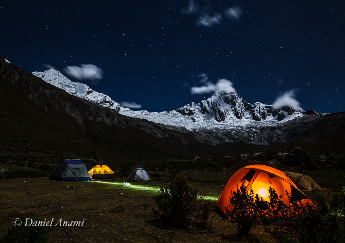 Fofoca sob as estrelas. Cordillera Blanca / Taullipampa - 05/07/17: Nevados Rinríjirca (5.810m) e Taulliraju (5.830m). Foto Daniel Anami.