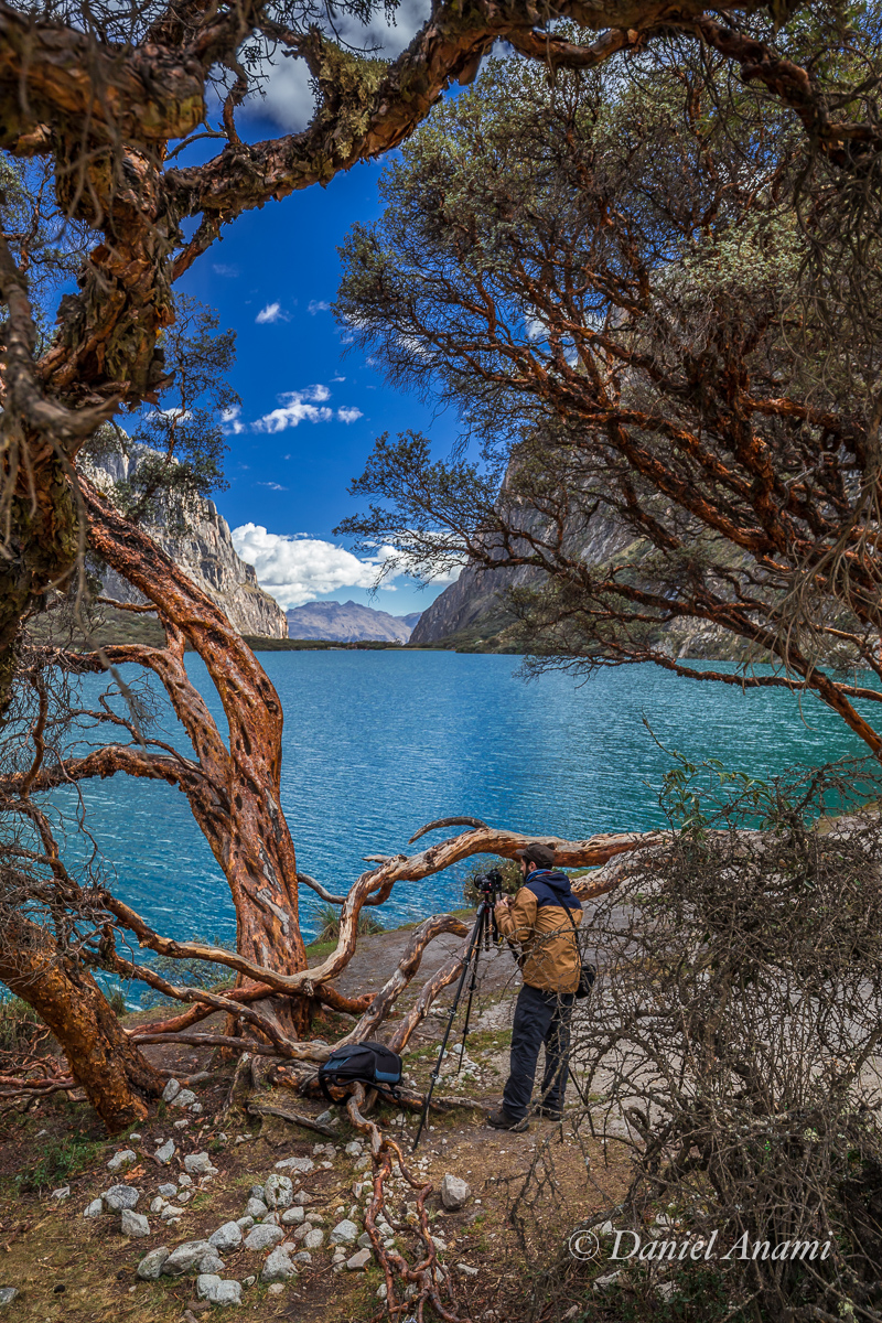 Antonio e seu inseparável tripé. Cordillera Blanca / Laguna Llanganuco (3.800m) - 07/07/17. Foto Daniel Anami.
