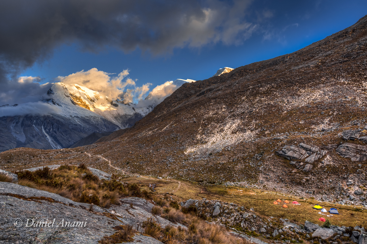 Entardecer entre nuvens e rochas. Cordillera Blanca / CB do Pisco / 5º e 6º acampam. - 09/07/17. Foto Daniel Anami.