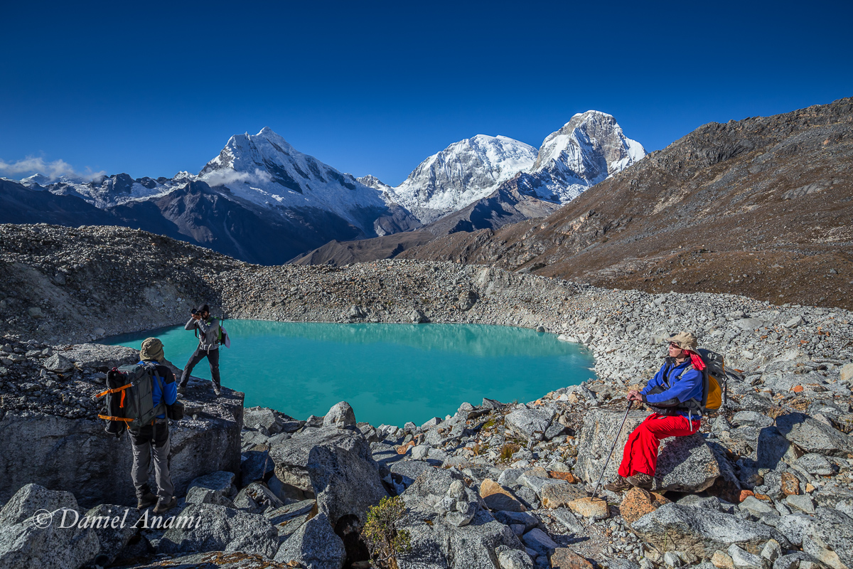 Dois fotografam e dois fazem pose. Cordillera Blanca / Trilha alta da Laguna 69 - 10/07/17. Foto Daniel Anami.
