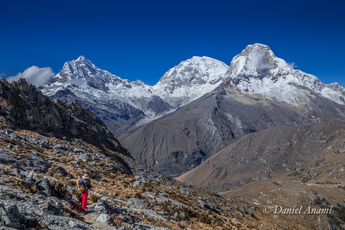 Dali para cima... Cordillera Blanca / Trilha alta da Laguna 69 / Nevados Chopicalqui (6.354m), Huascarán Sur (6.768m) e Huascarán Norte (6.664m) - 10/07/17. Foto Daniel Anami.