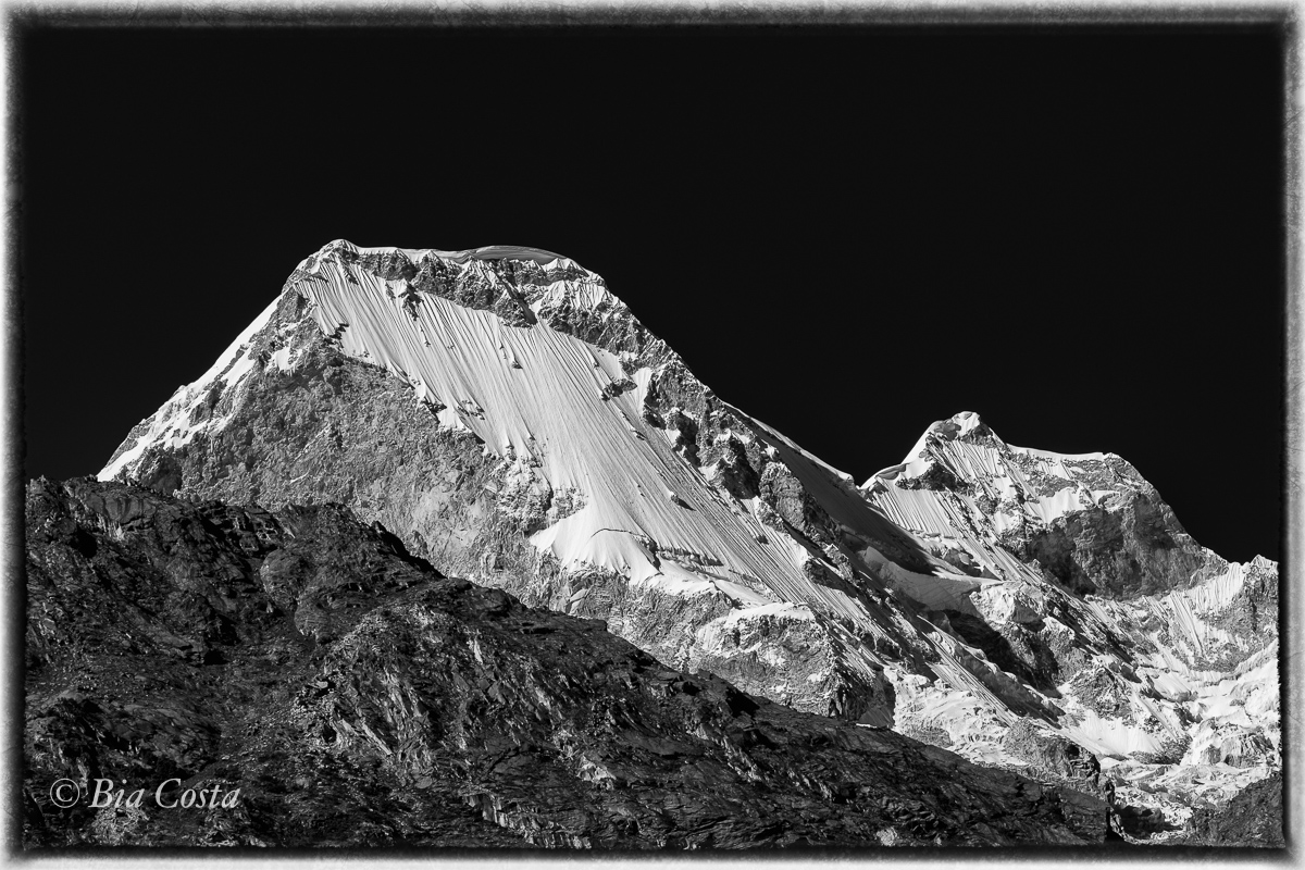 Estava derretendo, mas parou por um momento. Cordillera Blanca / Laguna Parón - 03/07/17: Nevado Huandoy (terceiro - 6.395m). Foto Bia Costa.
