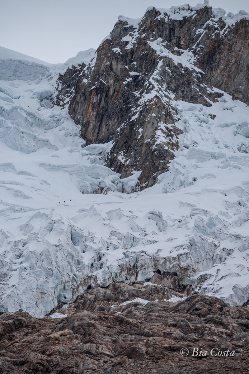 Cinco escaladores foram passear... Cordillera Blanca / Lag. Arhueycocha / Ruta normal do Alpamayo - 05/07/17. Foto Bia Costa.