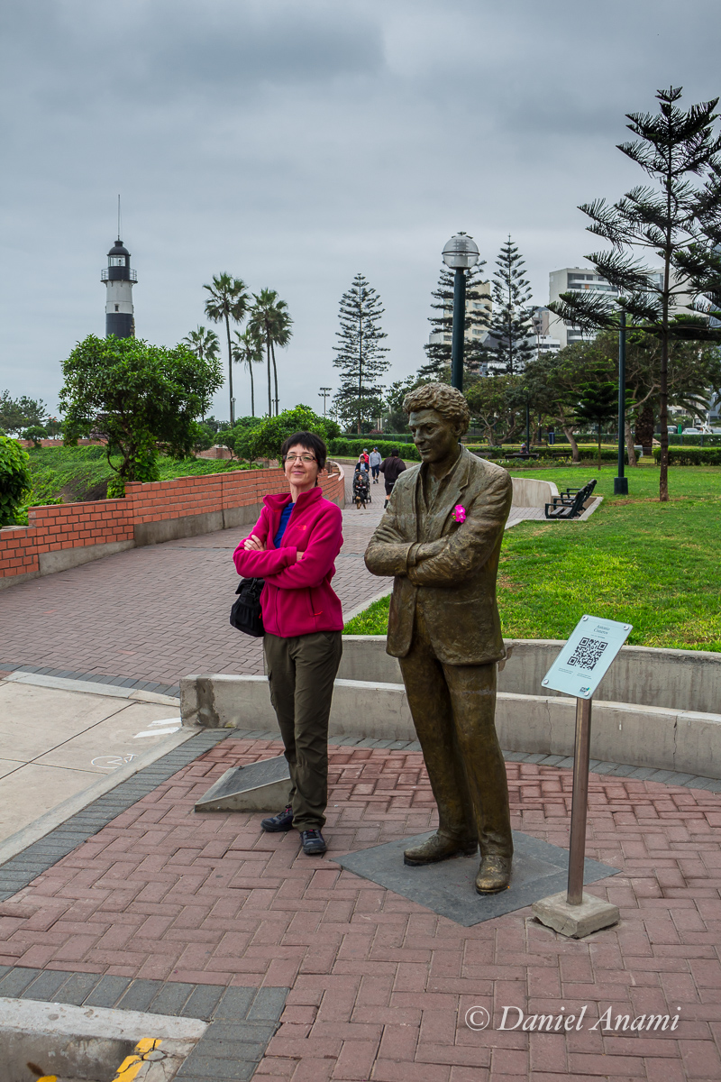 A flor e o poeta. Antonio Cisneros, Lima / Miraflores - 12/07/17. Foto Daniel Anami.