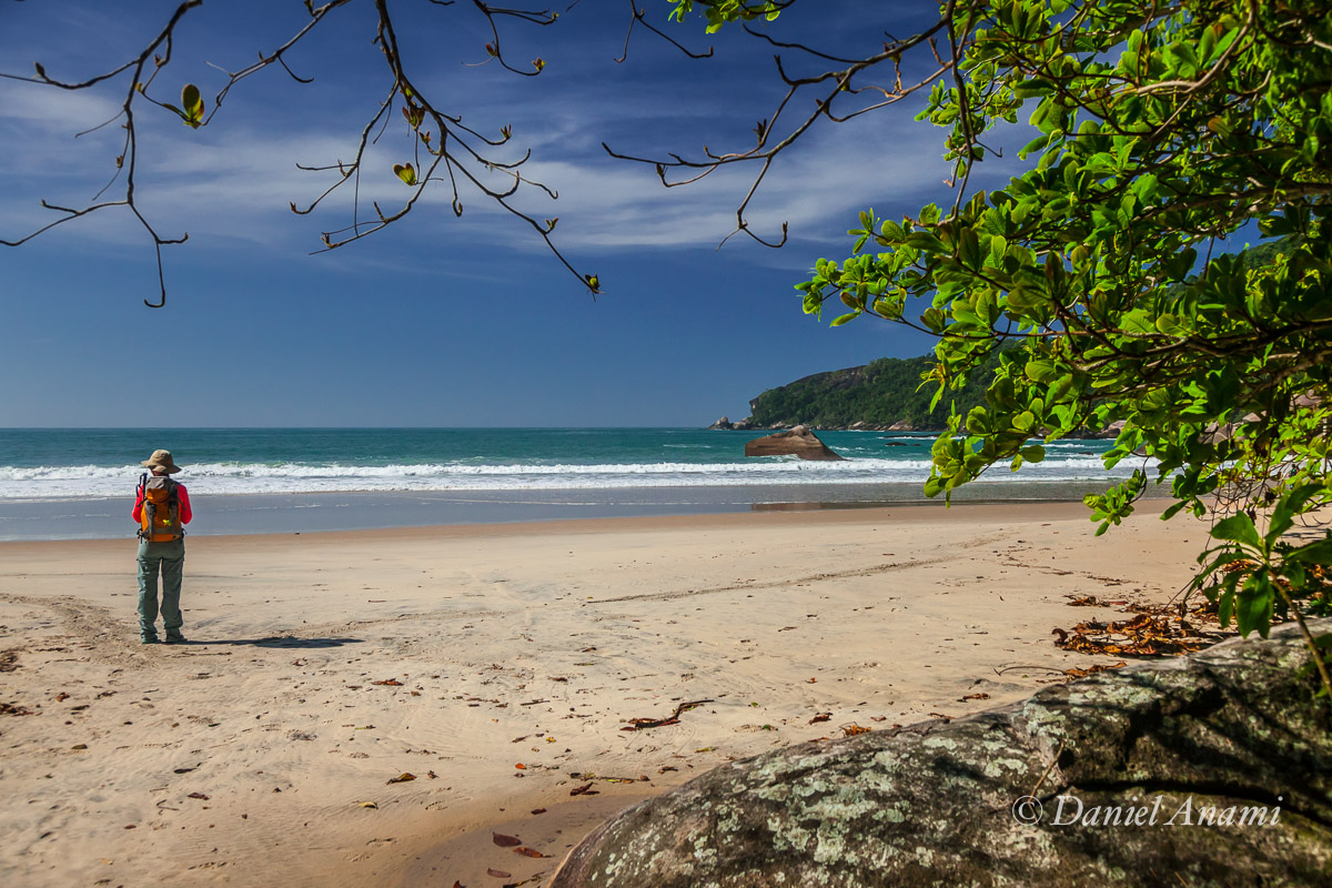 Bíquini pós-moderno na praia do Cachadaço, Trindade, Paraty, 30/08/15. Foto Daniel Anami.
